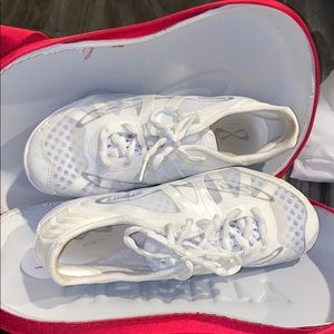Cheer shoes